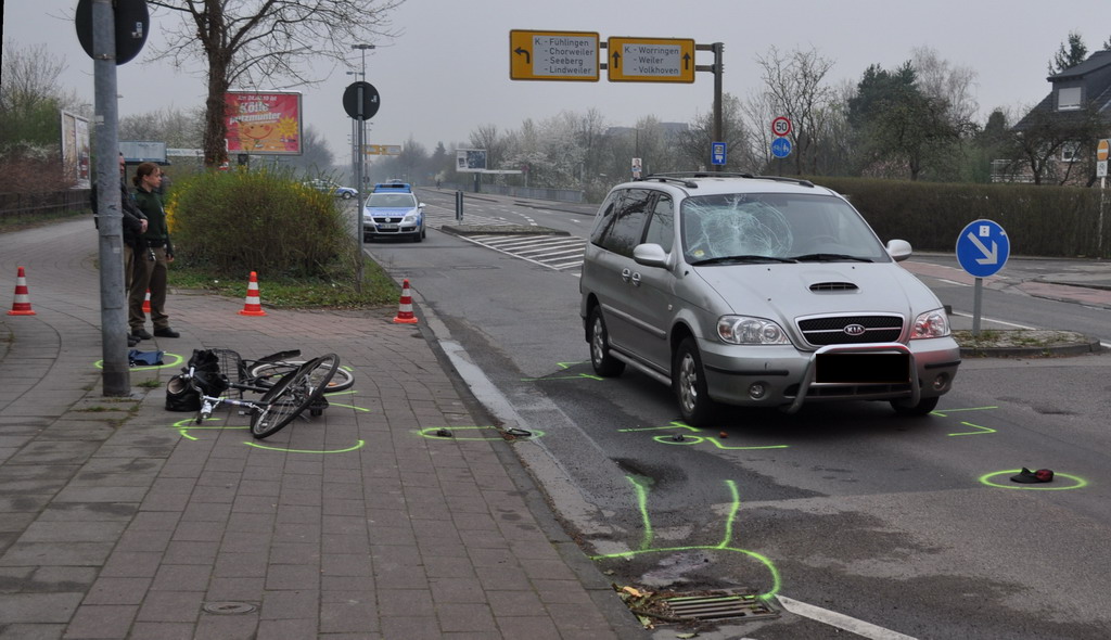 VU Radfahrer PKW Koeln Heimersdorf Volkhovenerweg P04.JPG